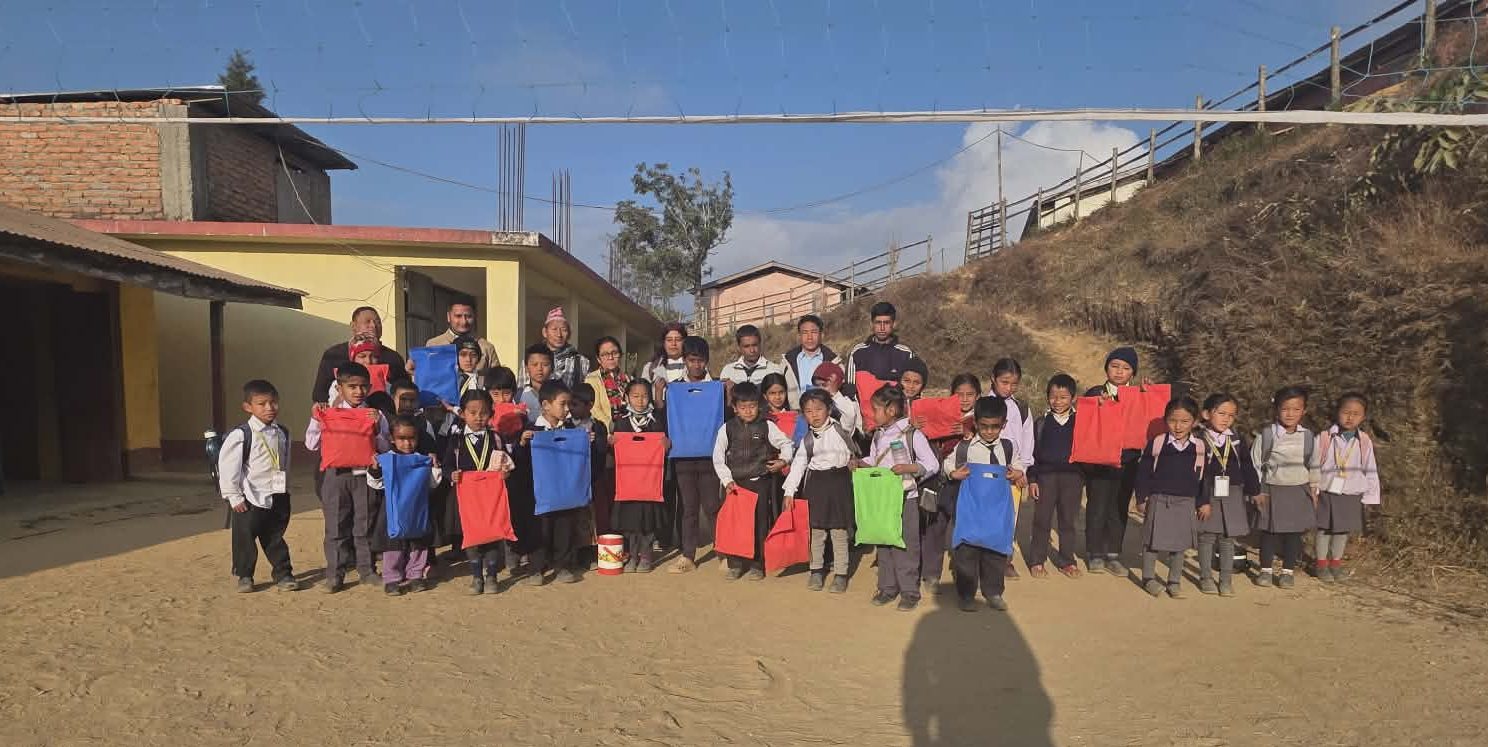 ज्योति मा.विका विद्यार्थीहरुलाई निःशुल्क पोशाक वितरण