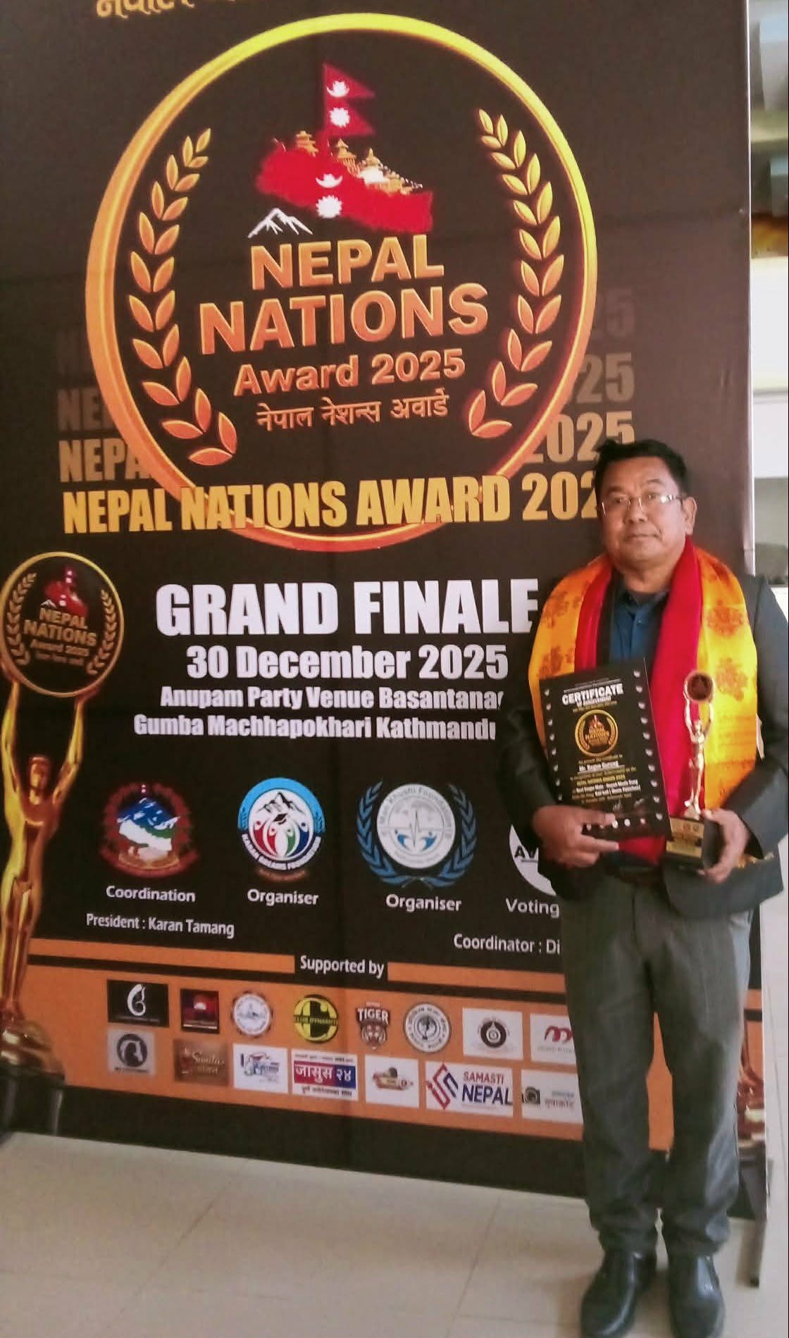 नेपाल नेसन्स अवार्डको उत्कृष्ट पुरुष गायकबाट रघुन गुरुङ सम्मानित